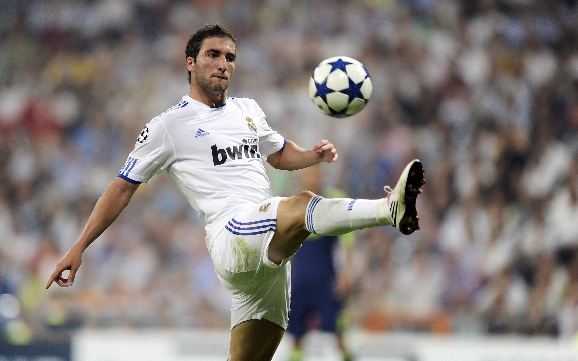 “中国足球运动员海外表现令人瞩目”，中国足球海外球员名单